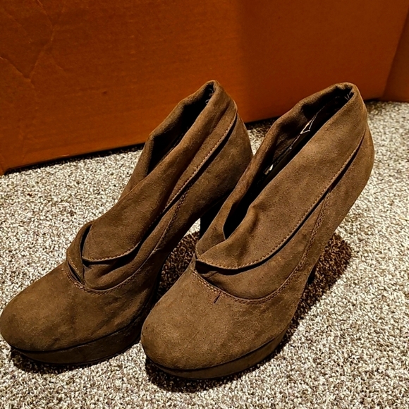 Taupe suede bootie platform tall heels unique style 6.5 womens fall winter - Picture 1 of 4